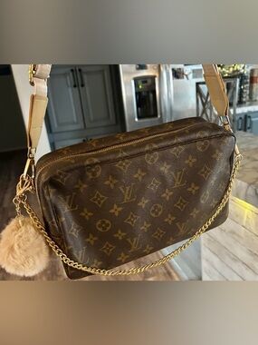 Louis Vuitton Monogram Trousse 28 Crossbody